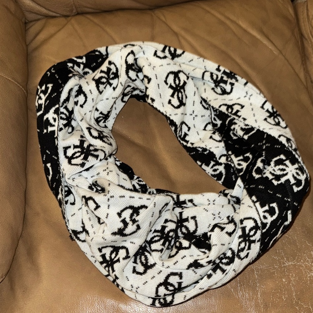Guess Monochrome Reversible Duo Colour Knit Circle Scarf